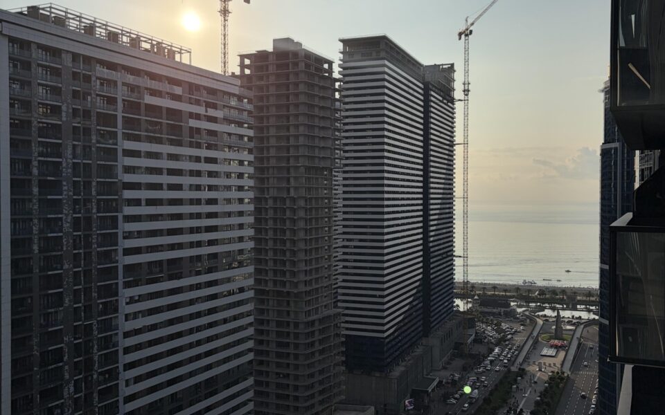 Вид на Аллею героев, море и комплексы Orbi с балкона студии в BlueSky Tower в Батуми