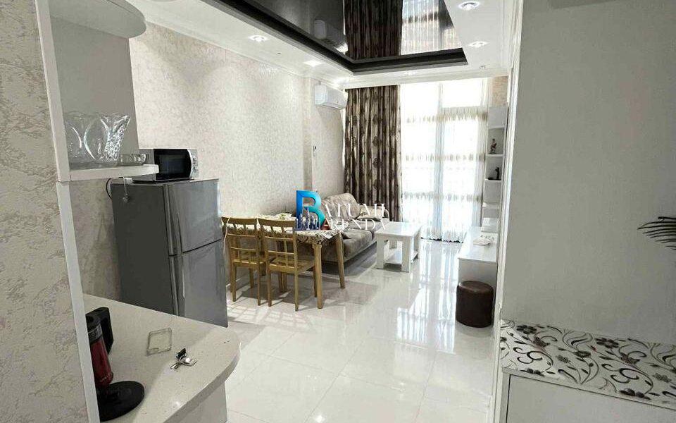 Диван, кухня и гостиная в 3-комнатной квартире 60 м² в ЖК Dar Tower, район Химшиашвили, Батуми