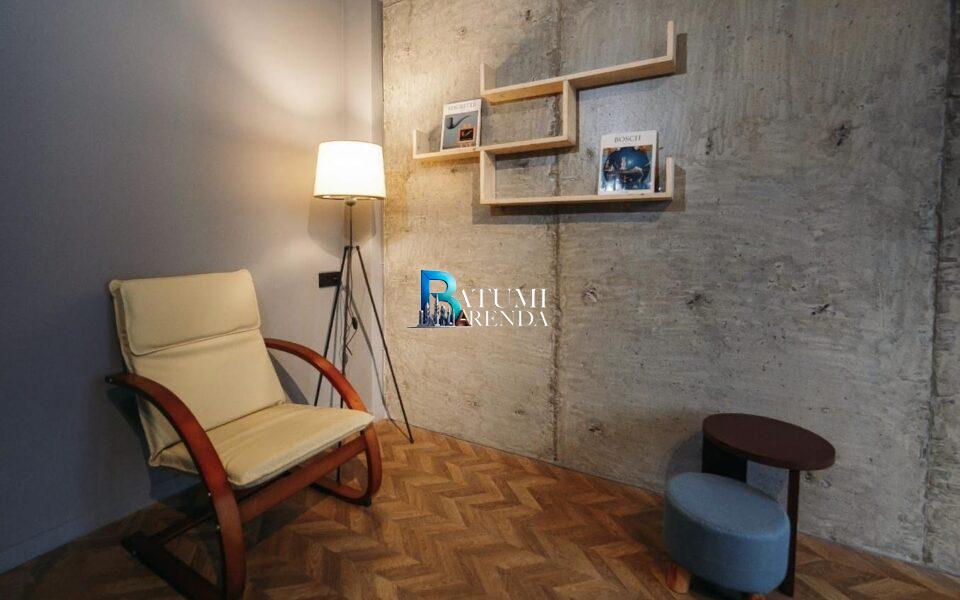 Кресло и полки в гостиной 2-комнатной квартиры 50,5 м² в ЖК Dar Tower, район Химшиашвили, Батуми