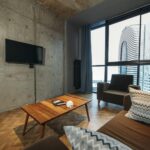 Гостиная с окном, телевизором и диваном в 2-комнатной квартире 50,5 м² в ЖК Dar Tower, район Химшиашвили, Батуми