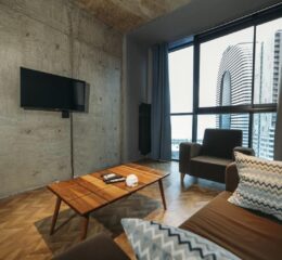Гостиная с окном, телевизором и диваном в 2-комнатной квартире 50,5 м² в ЖК Dar Tower, район Химшиашвили, Батуми