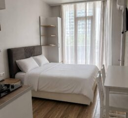 Кровать, стол и окно в квартире-студии 30 м² в LemonGarden Residence & Spa, район Аэропорт, Батуми
