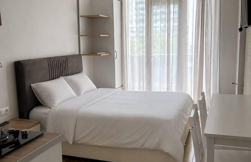 Кровать, стол и окно в квартире-студии 30 м² в LemonGarden Residence & Spa, район Аэропорт, Батуми