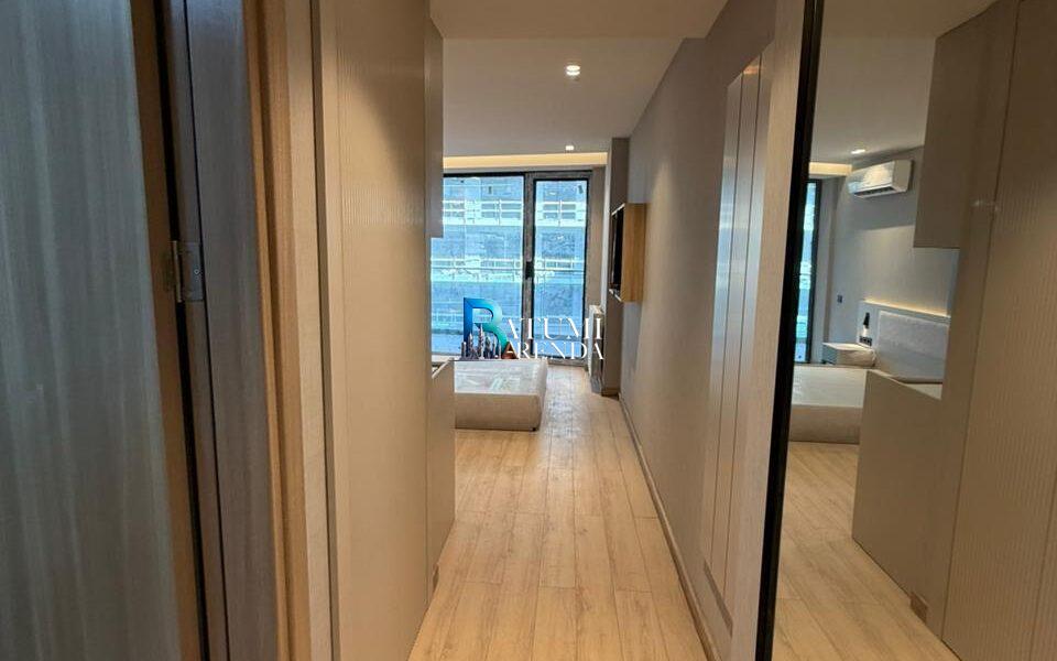 Прихожая в студии премиального комплекса Marina Club