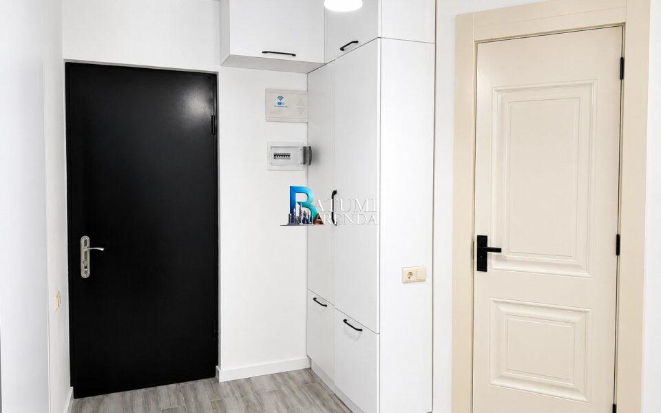 Прихожая в 2-комнатной квартире 60 м² в ЖК New Line в районе Багратиони, Батуми