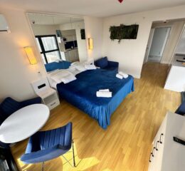 Двуспальная кровать и диван в студии 33 м² в Orbi City, район Химшиашвили, Батуми