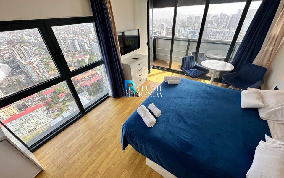 Общая зона с кроватью и панорамными окнами в студии 33 м² в Orbi City, район Химшиашвили, Батуми