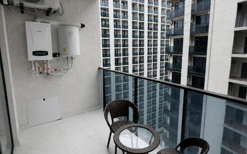 Балкон со столом и стулом в новой 1-комнатной квартире Ande Tower 2 в Батуми